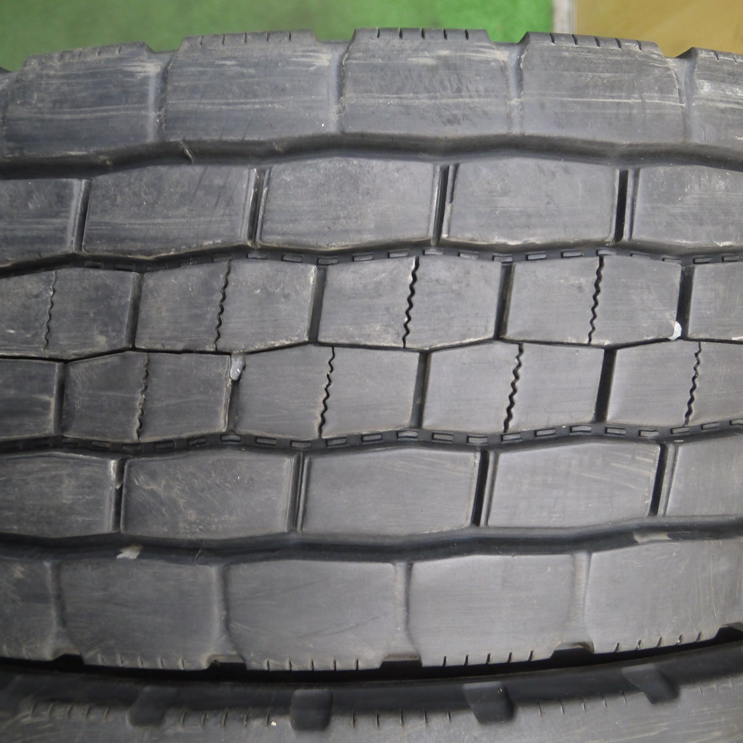 *送料無料*バリ溝！21年！8.5分★トラック タイヤ 245/70R19.5 136/134J ダンロップ デクテス SP680 ミックス オールシーズン 19.5インチ★3121806KKスタ