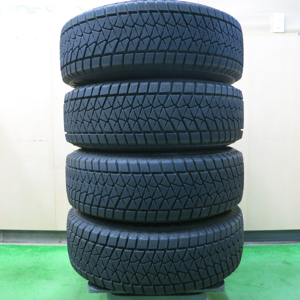 [送料無料]バリ溝！9.5分★スタッドレス 215/70R16 ブリヂストン ブリザック DM-V2 社外 アルミ ホイール 16インチ PCD100 114.3/5H マルチ★3070306イス