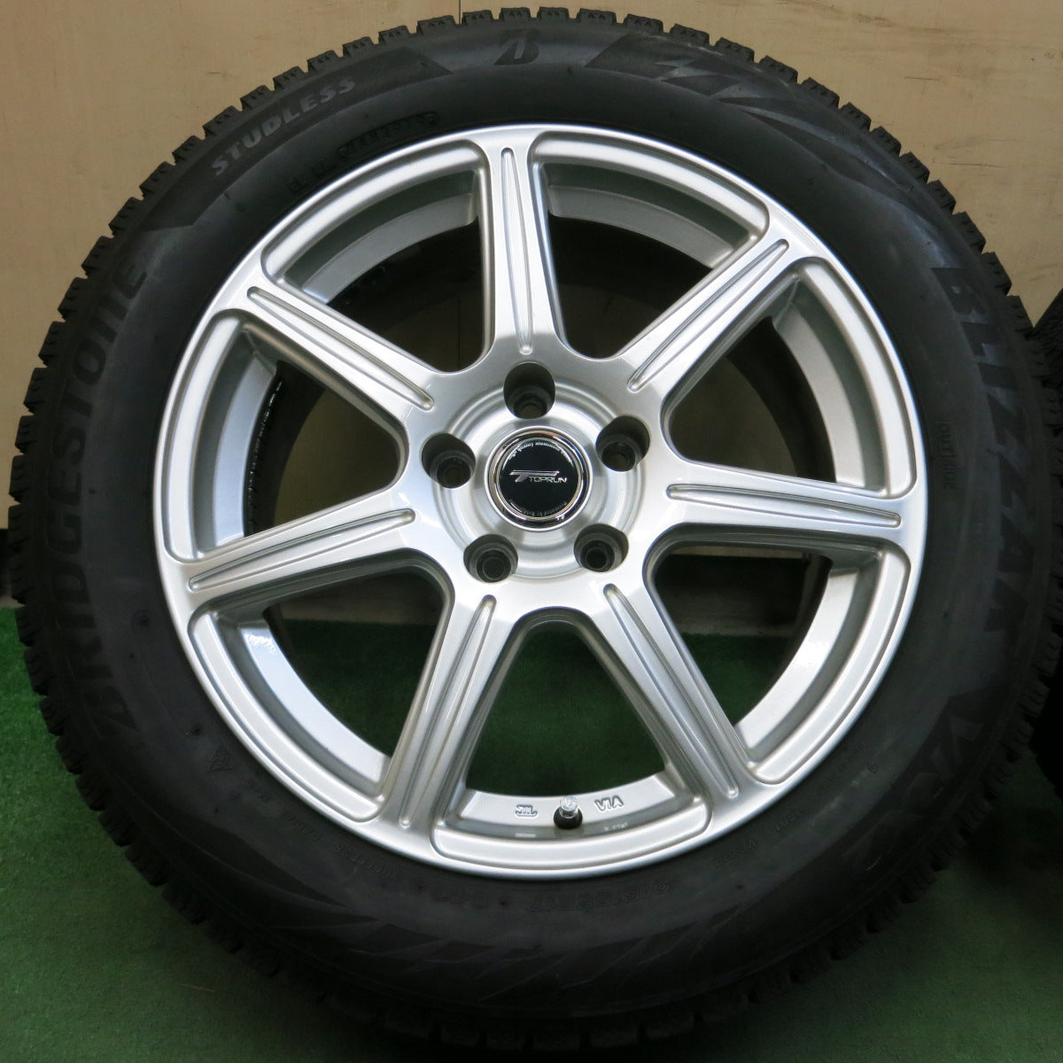 *送料無料*バリ溝！19年！キレイ！9分★スタッドレス 215/55R17 ブリヂストン ブリザック VRX2 TOPRUN トップラン 17インチ PCD114.3/5H★3101710イス