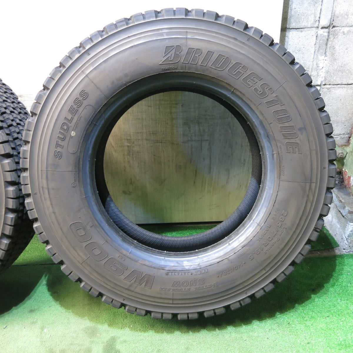 *送料無料* バリ溝！22年！9.5分★トラック タイヤ 265/70R19.5 140/138J スタッドレス ブリヂストン W900 19.5インチ★4021601クスタ