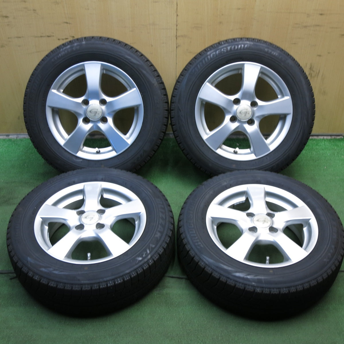 *送料無料* バリ溝！8.5分★スタッドレス 165/70R14 ブリヂストン ブリザック VRX GRASS グラス 14インチ PCD100/4H★4020909KKス