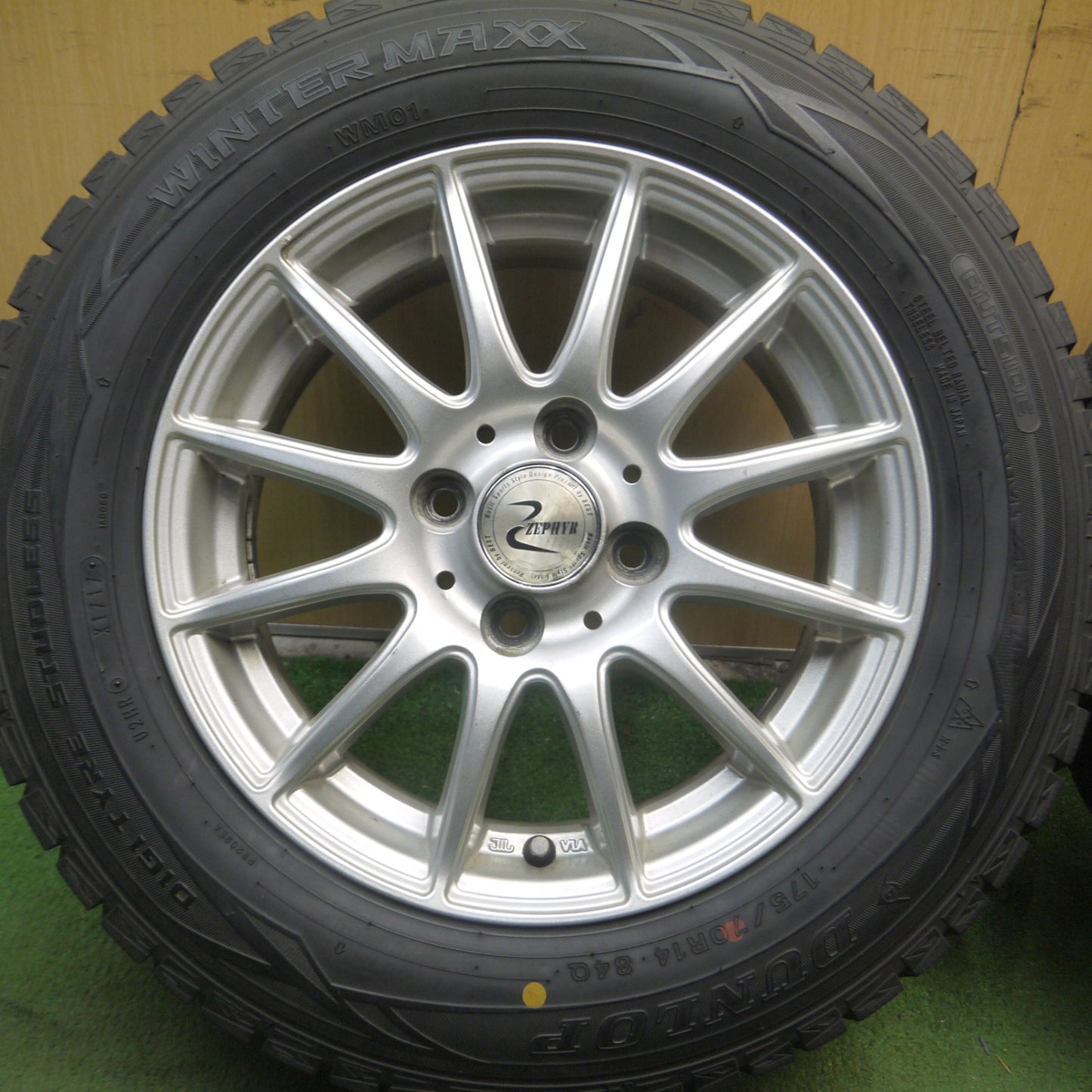 *送料無料* バリ溝！キレイ！8.5分★スタッドレス 175/70R14 ダンロップ ウインターマックス WM01 ZEPHYR ゼファー 14インチ PCD100/4H★4020711Hス