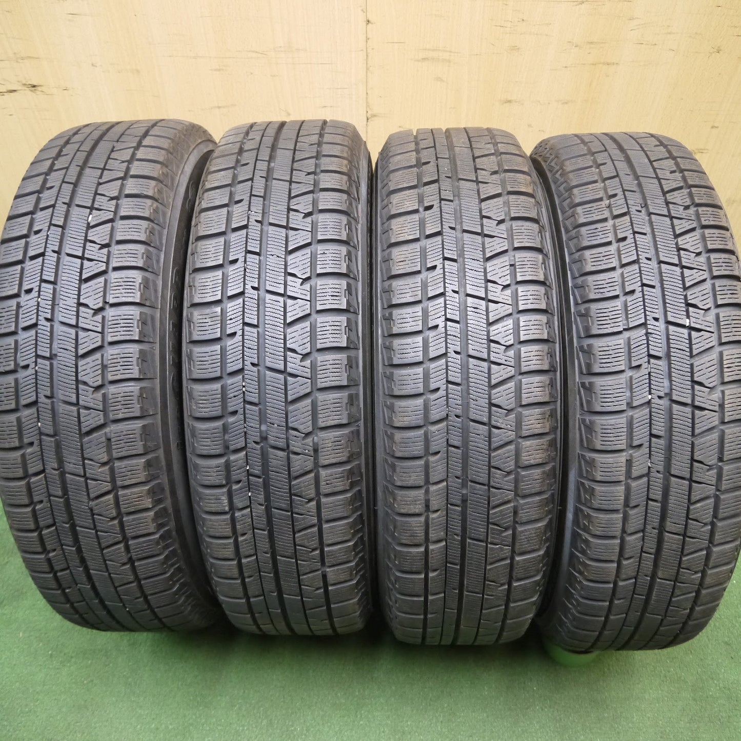 [送料無料]超バリ溝！9.5分以上★トヨタ アクア NHP10 純正 スチール 175/65R15 スタッドレス ヨコハマ アイスガードiG50プラス 15インチ PCD100/4H★3073101Hス