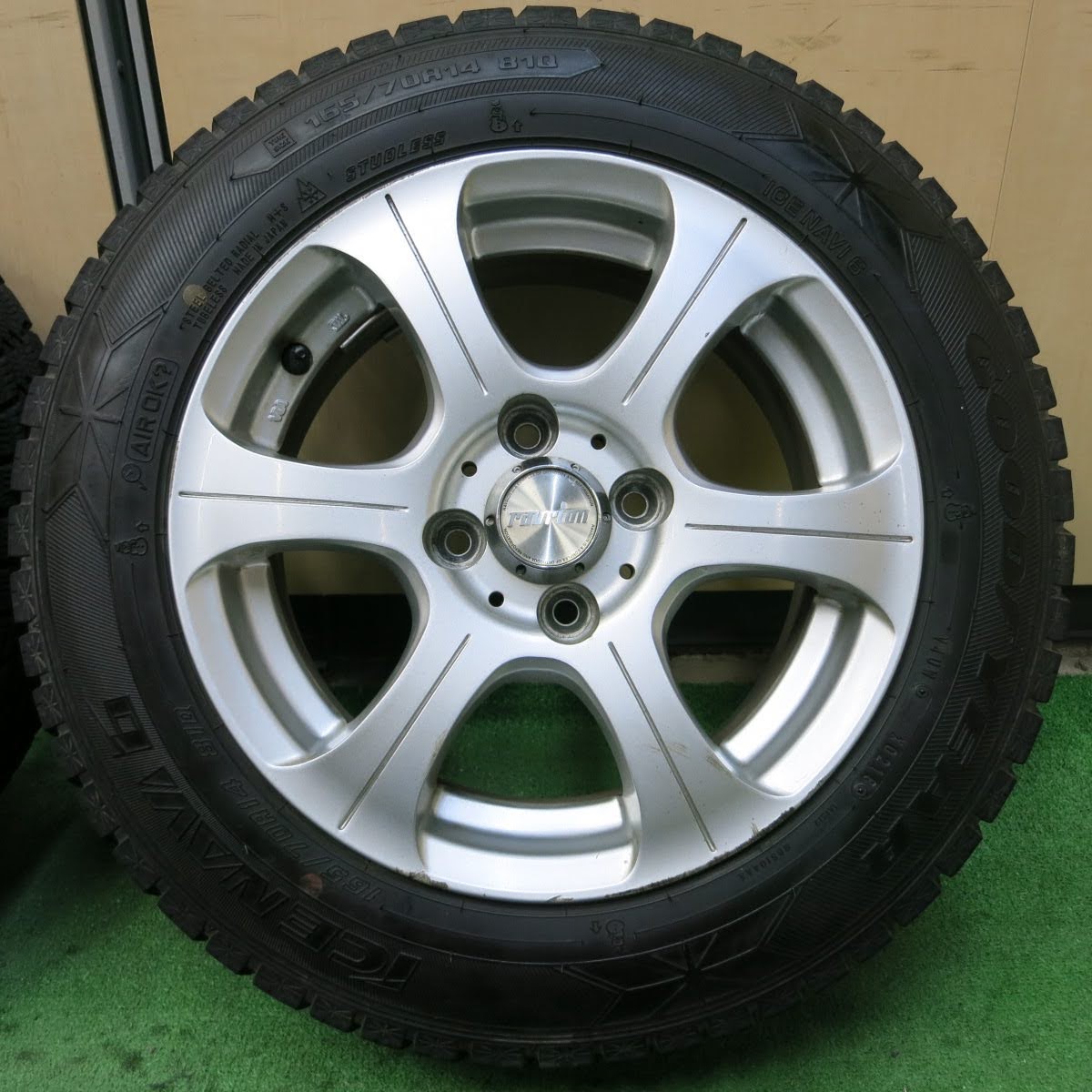 [送料無料]バリ溝！8.5分★スタッドレス 165/70R14 グッドイヤー アイスナビ6 ravrion ラブリオン 14インチ PCD100/4H★3080708イス