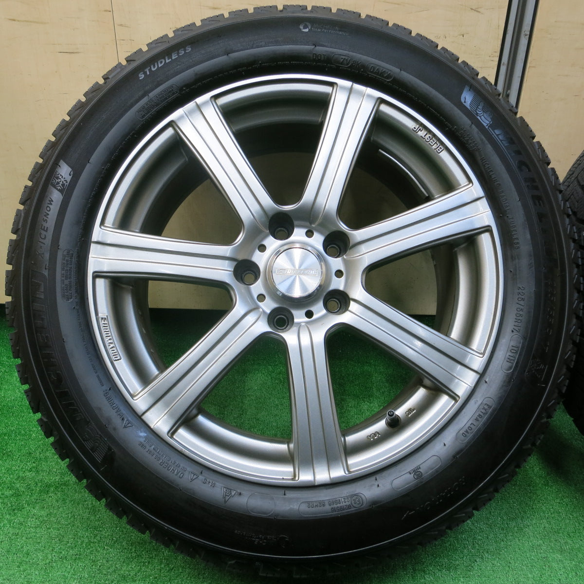 *送料無料*バリ溝！22年！キレイ！9.5分以上★スタッドレス 225/55R17 ミシュラン X-ICE SNOW EUROMAGIC BLEST 17インチ PCD114.3/5H★3111501イス