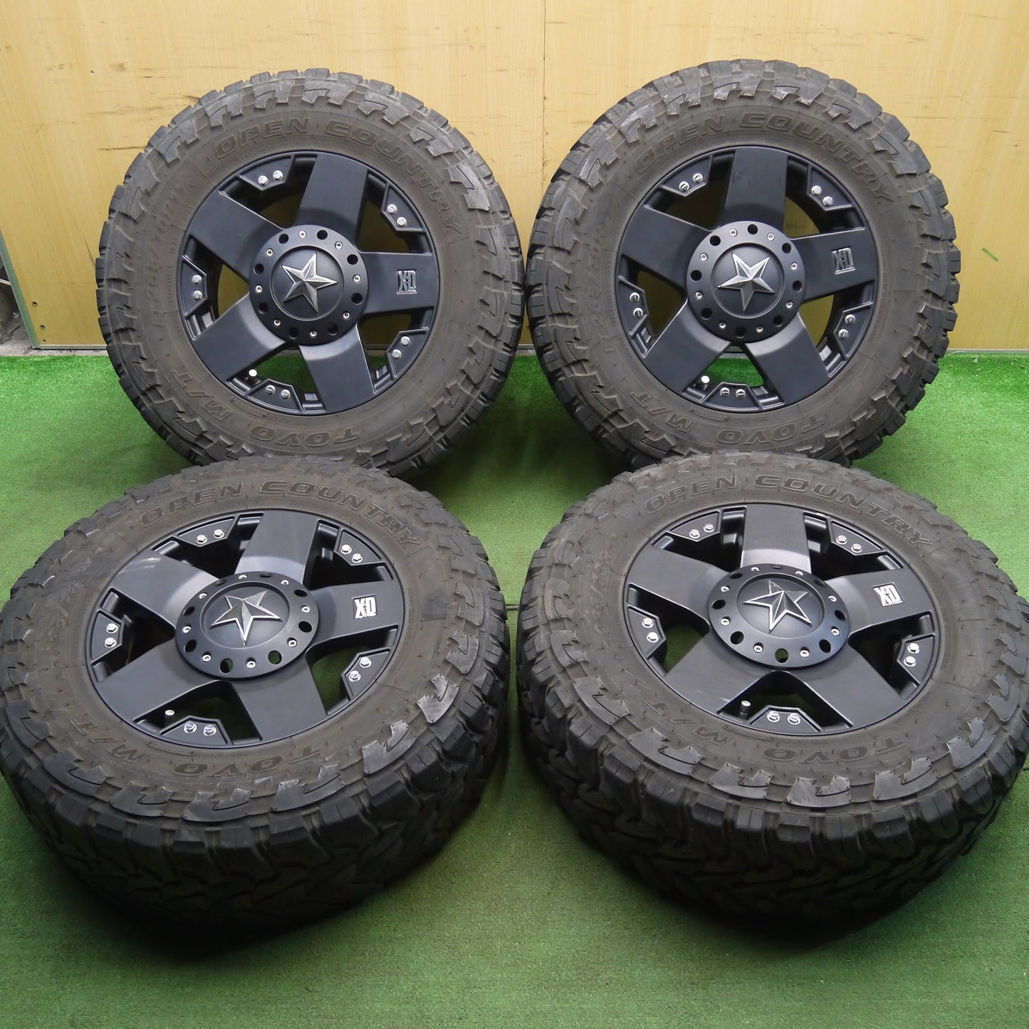 [送料無料]バリ溝！9.5分★KMC ロックスター 265/70R17 121/118P 10PR KMC ロックスター トーヨー M/T オープンカントリー PCD135 139.7/6H マルチ★3031406クノ