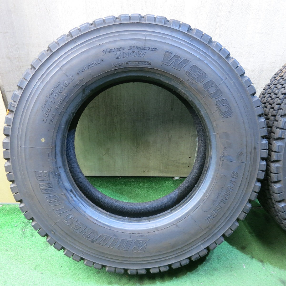 *送料無料*バリ溝！22年！8.5分★トラック タイヤ 265/70R19.5 140/138J スタッドレス ブリヂストン W900 19.5インチ★4013002クス