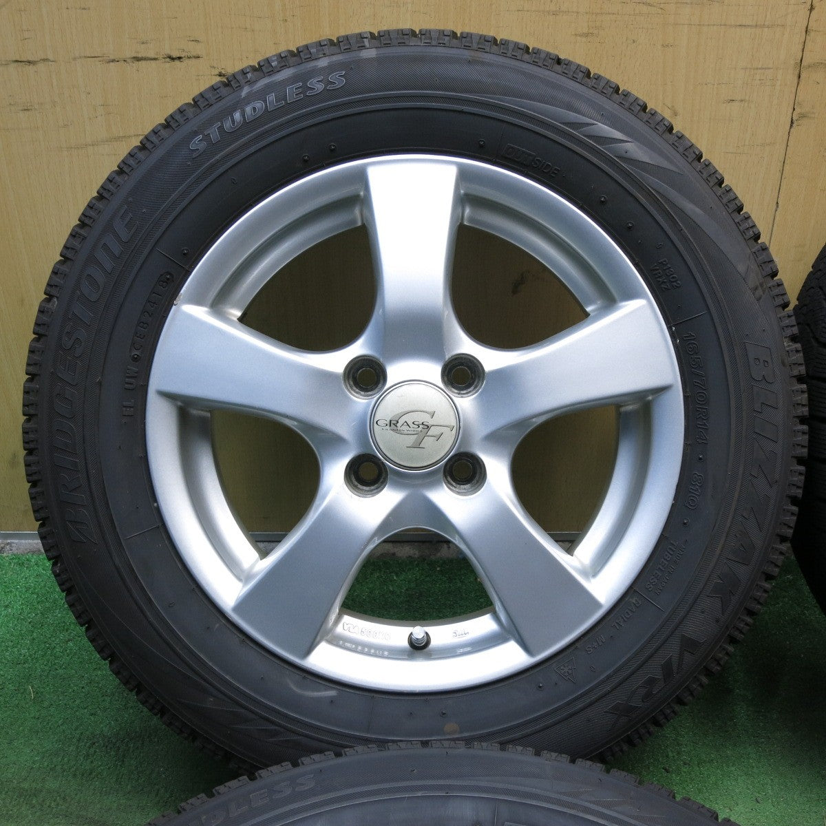 *送料無料* バリ溝！8.5分★スタッドレス 165/70R14 ブリヂストン ブリザック VRX GRASS グラス 14インチ PCD100/4H★4020909KKス