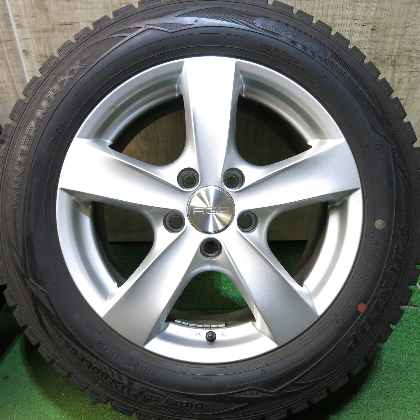 [送料無料]バリ溝！キレイ！9.5分以上★アウディ ワーゲン 等 215/60R16 スタッドレス AGA ダンロップ ウインターマックス WM01 16インチ PCD112/5H★3051907Hス