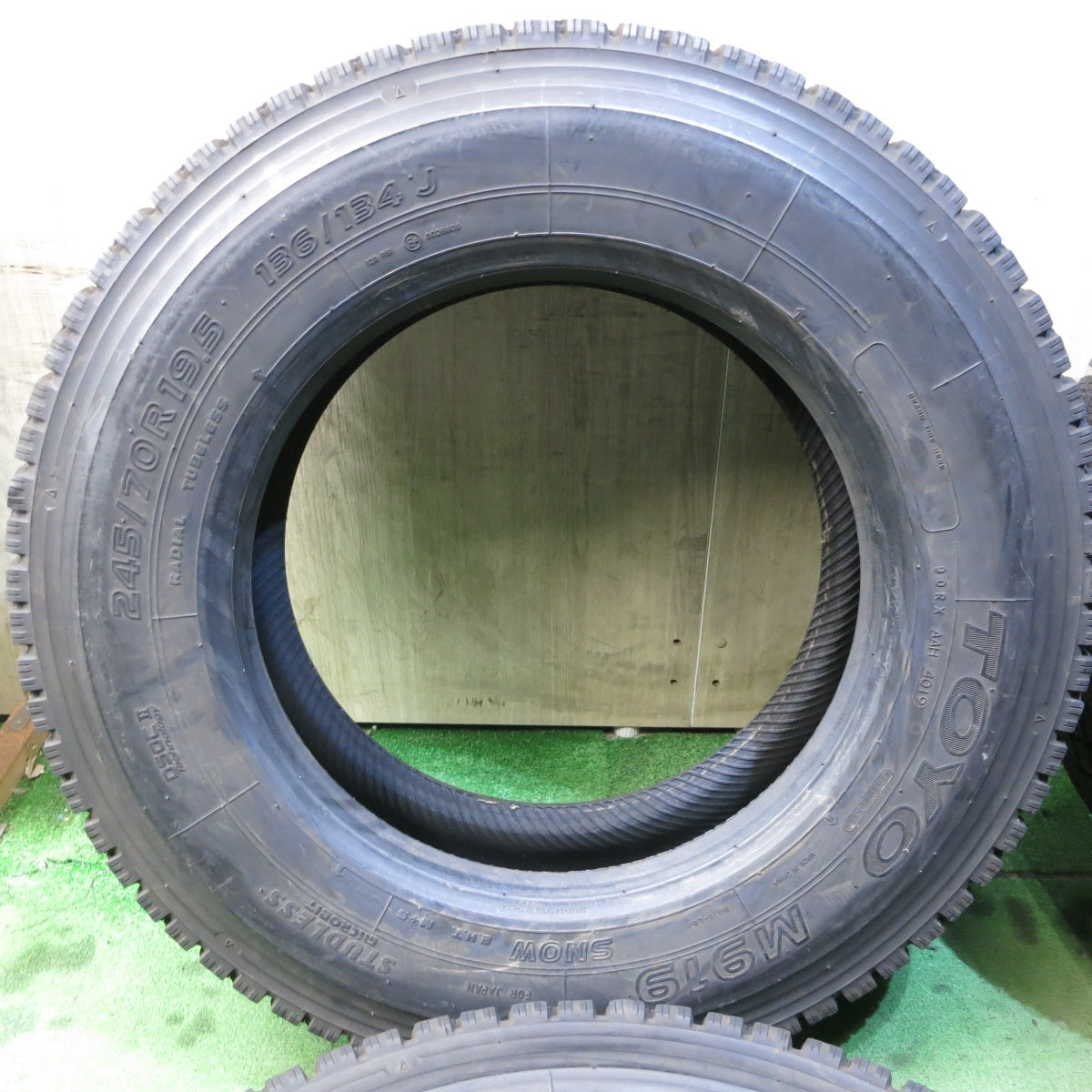 *送料無料* バリ溝！8.5分★トラック タイヤ 245/70R19.5 136/134J スタッドレス トーヨー M919 19.5インチ★4022103クスタ