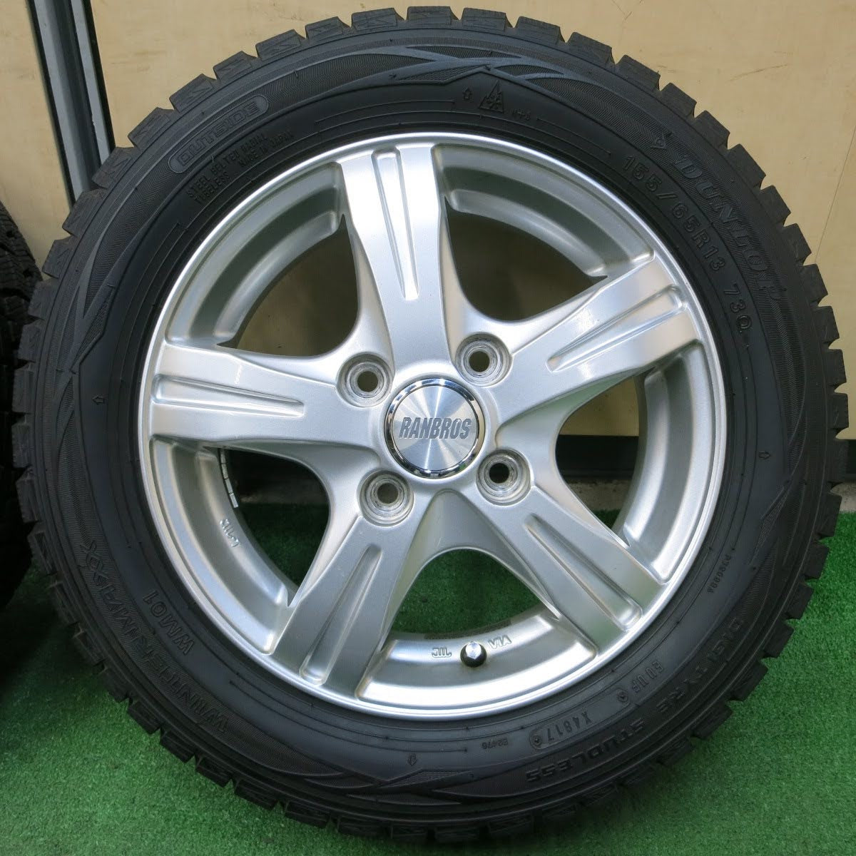 [送料無料]バリ溝！20年！9.5分★スタッドレス 155/65R13 ダンロップ ウインターマックス WM01 WM02 RANBROS ランブロス 13インチ PCD100/4H★3092801イス