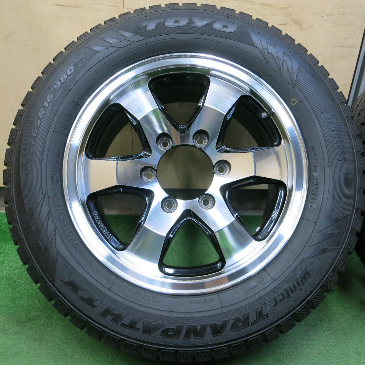 *送料無料*超バリ溝！21年！キレイ！ほぼ10分★ハイエース等 スタッドレス 215/65R16 トーヨー ウインタートランパス TX WINSNER ウィンズナー 16インチ PCD139.7/6H★3102408イス