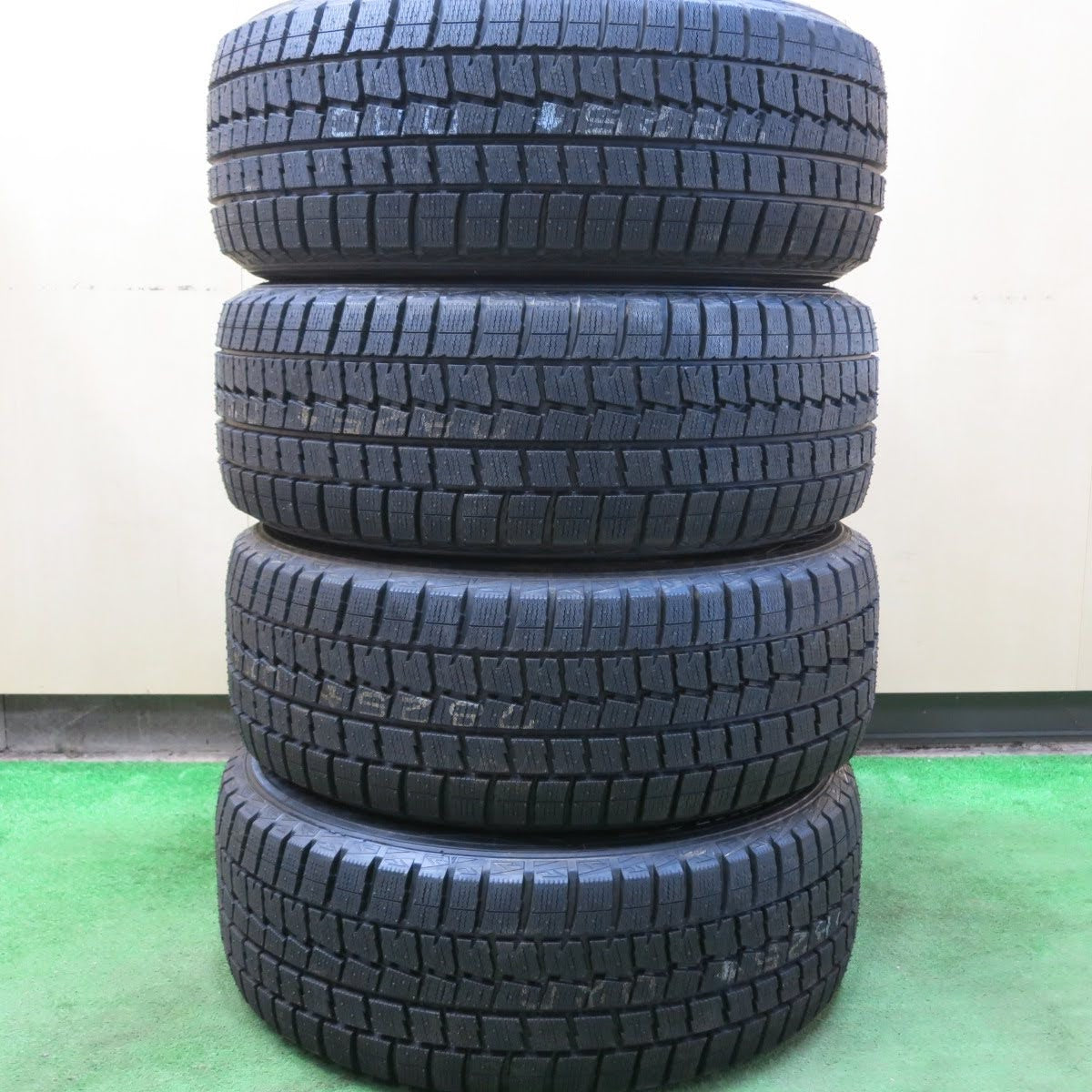 [送料無料]タイヤ未使用！キレイ★ベンツ等 AGA スタッドレス 225/55R16 ダンロップ ウインターマックス WM01 16インチ PCD112/5H★3062308ヌス